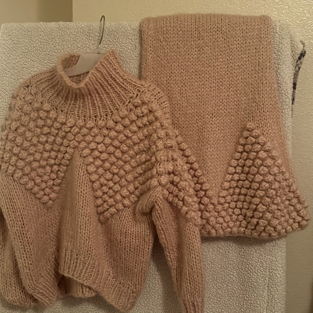 Beautiful sweater and matching skirt combo , very comfy . Size medium/ large